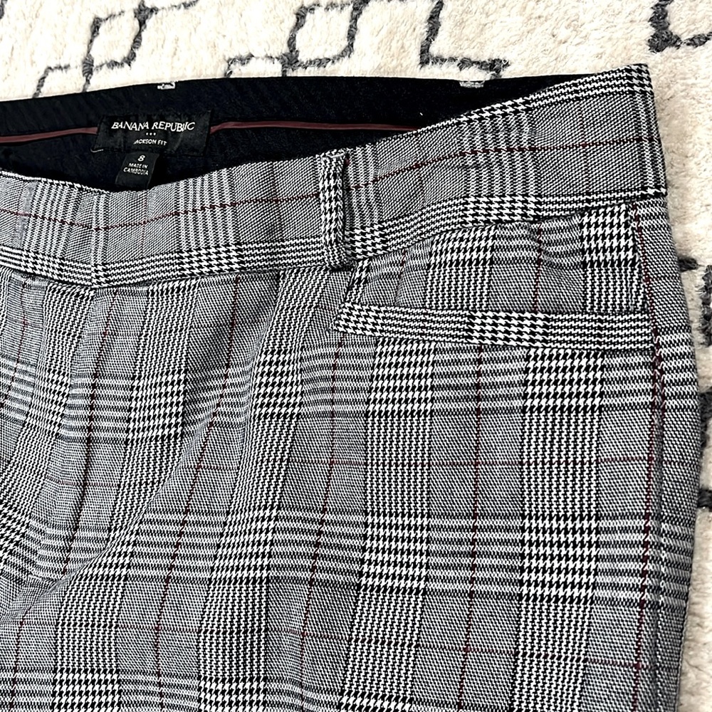 Banana Republic. Plaid cropped Dress pants. Size 8. - Picture 3 of 7